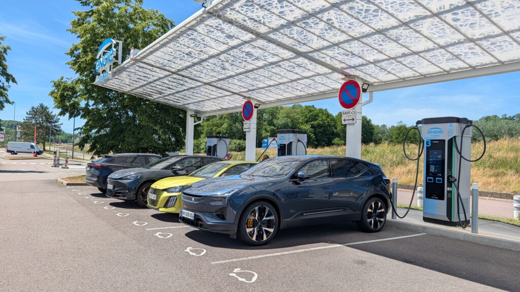 Une ombrière sur cette station Engie d'autoroute // Source : Raphaelle Baut pour Numerama