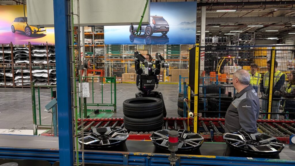 Robot Calvin de Wandercraft à l'usine Renault Douai // Source : Raphaelle Baut pour Numerama Robot Calvin de Wandercraft à l'usine Renault Douai // Source : Raphaelle Baut pour Numerama