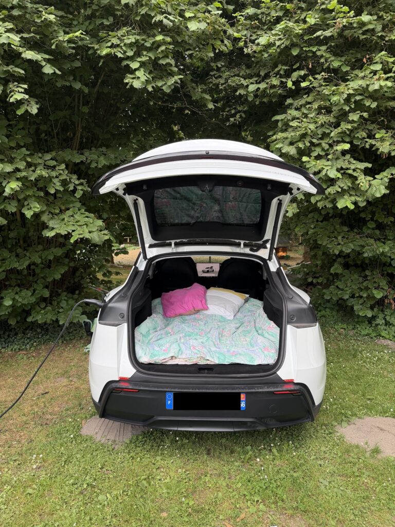 Un Tesla Model Y en mode Camping // Source : Julien Cadot pour Numerama Un Tesla Model Y en mode Camping // Source : Julien Cadot pour Numerama