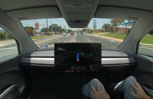 Le Tesla Cybercab sur la route // Source : Tesla