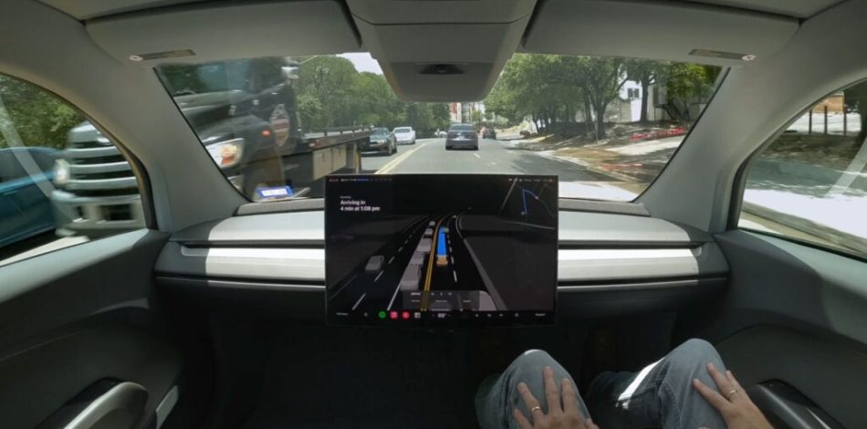 Le Tesla Cybercab sur la route // Source : Tesla
