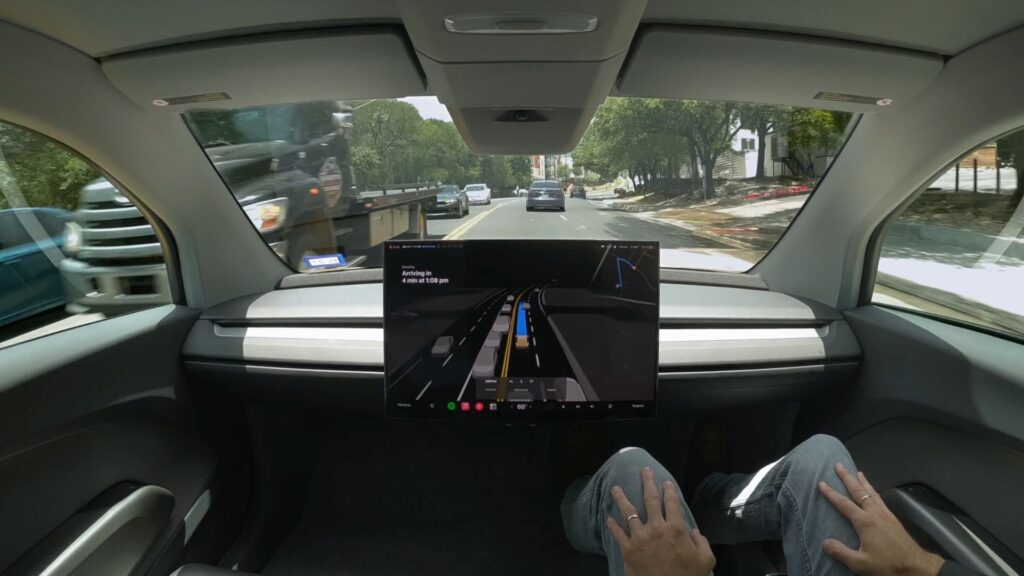 Le Tesla Cybercab sur la route // Source : Tesla Le Tesla Cybercab sur la route // Source : Tesla