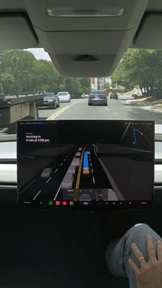 Le Tesla Cybercab sur la route // Source : Tesla