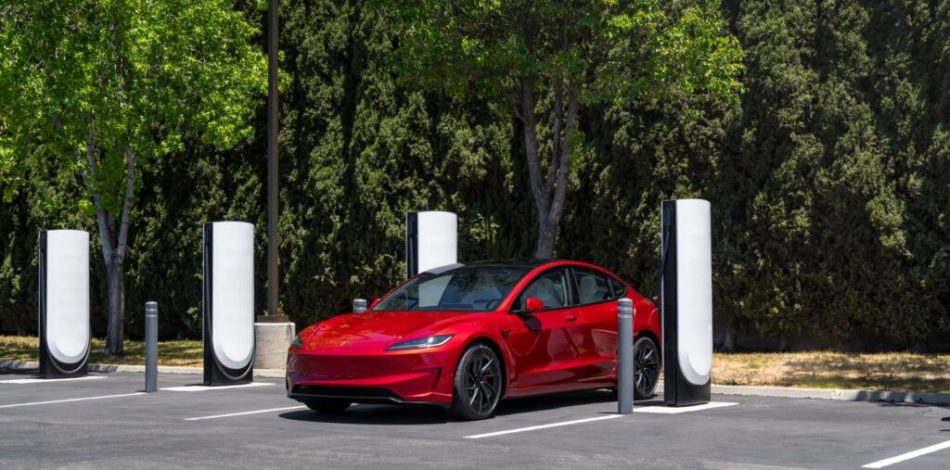 Tesla Superchargeur V4 // Source : Tesla Tesla Superchargeur V4 // Source : Tesla