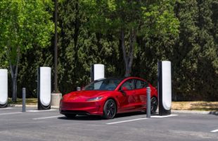 Tesla Superchargeur V4 // Source : Tesla Tesla Superchargeur V4 // Source : Tesla