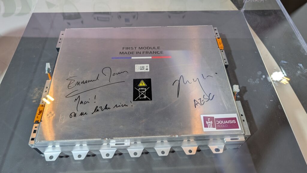 Batterie AESC Envision signé par Emmanuel Macron // Source : Raphaelle Baut pour Numerama Batterie AESC Envision signé par Emmanuel Macron // Source : Raphaelle Baut pour Numerama