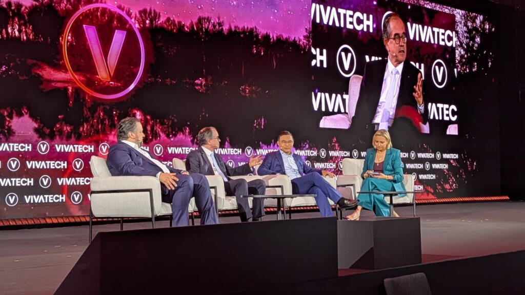 Vivatech table ronde de François Provost et Lei Zhang // Source : Raphaelle Baut pour Numerama Vivatech table ronde de François Provost et Lei Zhang // Source : Raphaelle Baut pour Numerama