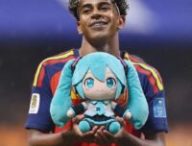 Plus forte que la FIFA : pourquoi Hatsune Miku est devenue le vrai trophée de la Coupe du monde // Source : Dexerto / Numerama Plus forte que la FIFA : pourquoi Hatsune Miku est devenue le vrai trophée de la Coupe du monde // Source : Dexerto / Numerama