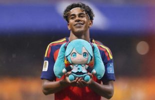 Plus forte que la FIFA : pourquoi Hatsune Miku est devenue le vrai trophée de la Coupe du monde // Source : Dexerto / Numerama