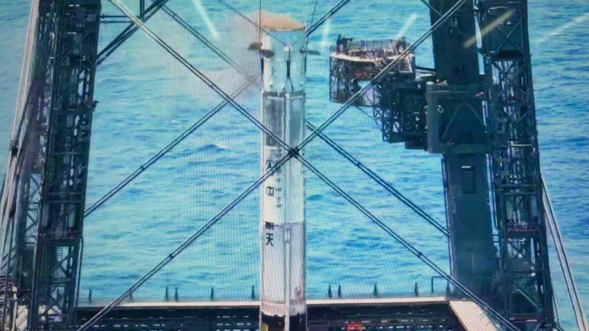 La fusée Long March 10b lors de sa capture. // Source : CCTV La fusée Long March 10b lors de sa capture. // Source : CCTV