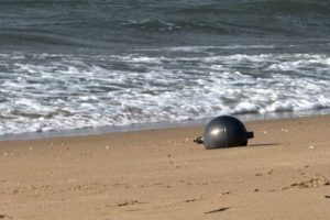 Sphère métallique retrouvée sur une plage en Australie. // Source : Australian Space Agency/Facebook Sphère métallique retrouvée sur une plage en Australie. // Source : Australian Space Agency/Facebook
