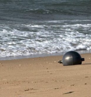 Sphère métallique retrouvée sur une plage en Australie. // Source : Australian Space Agency/Facebook Sphère métallique retrouvée sur une plage en Australie. // Source : Australian Space Agency/Facebook
