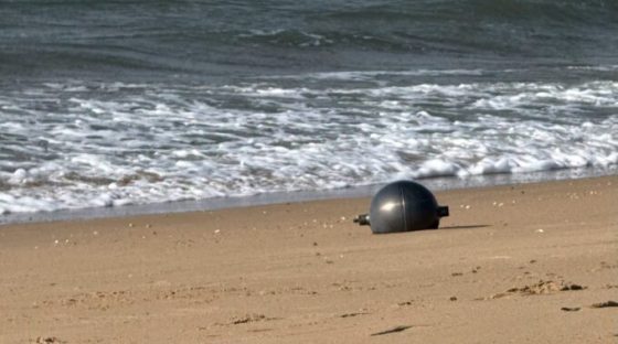 Sphère métallique retrouvée sur une plage en Australie. // Source : Australian Space Agency/Facebook Sphère métallique retrouvée sur une plage en Australie. // Source : Australian Space Agency/Facebook