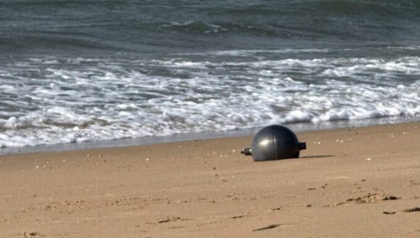 Sphère métallique retrouvée sur une plage en Australie. // Source : Australian Space Agency/Facebook Sphère métallique retrouvée sur une plage en Australie. // Source : Australian Space Agency/Facebook