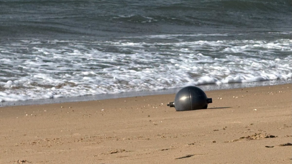 Sphère métallique retrouvée sur une plage en Australie. // Source : Australian Space Agency/Facebook Sphère métallique retrouvée sur une plage en Australie. // Source : Australian Space Agency/Facebook