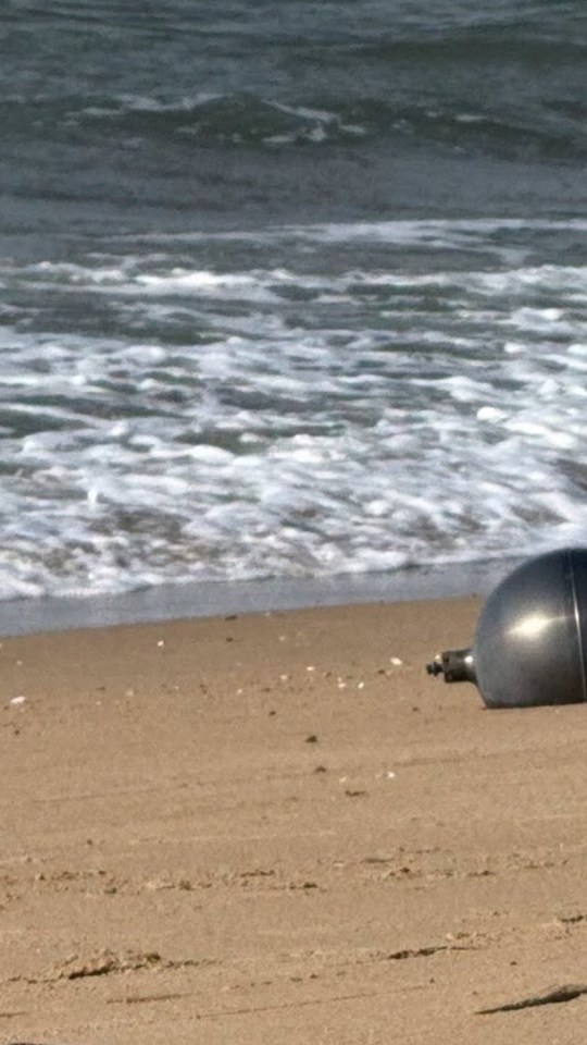 Sphère métallique retrouvée sur une plage en Australie. // Source : Australian Space Agency/Facebook Sphère métallique retrouvée sur une plage en Australie. // Source : Australian Space Agency/Facebook