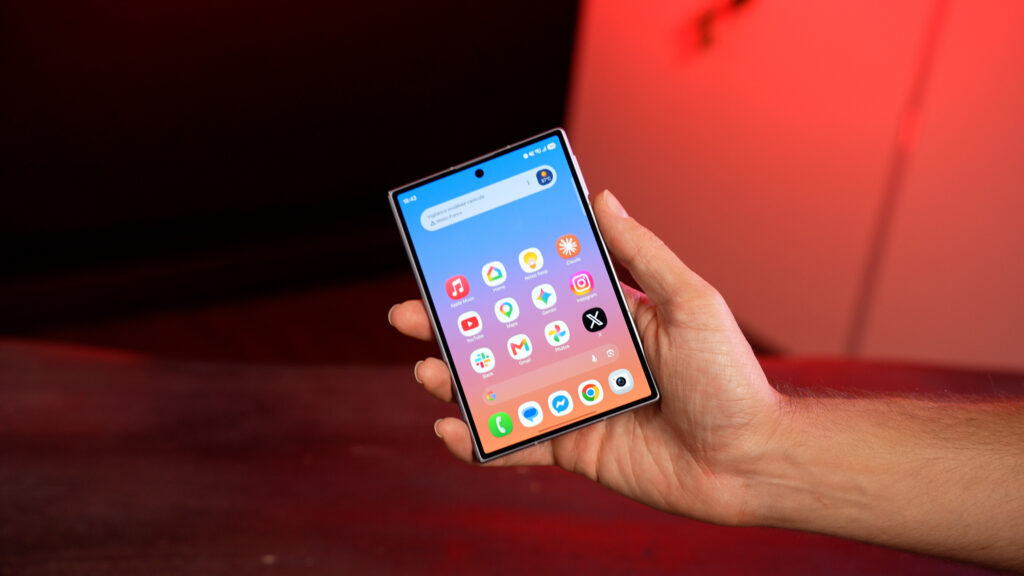 Samsung Galaxy Z Fold 8 fermé, en mode passeport. // Source : Numerama Samsung Galaxy Z Fold 8 fermé, en mode passeport. // Source : Numerama