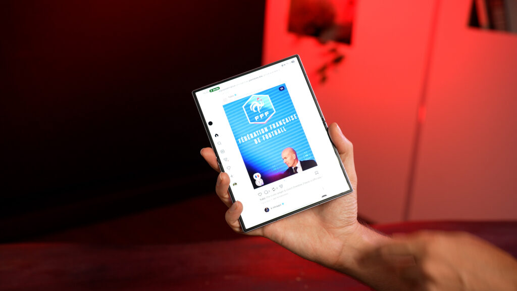 Samsung Galaxy Z Fold 8 déplié à la verticale. Le format est incroyable. // Source : Numerama Samsung Galaxy Z Fold 8 déplié à la verticale. Le format est incroyable. // Source : Numerama