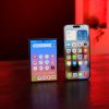 Le Samsung Galaxy Z Fold 8 à côté d'un iPhone 17 Pro Max, pour vous donner une idée du format; // Source : Numerama