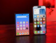Le Samsung Galaxy Z Fold 8 à côté d'un iPhone 17 Pro Max, pour vous donner une idée du format; // Source : Numerama Le Samsung Galaxy Z Fold 8 à côté d'un iPhone 17 Pro Max, pour vous donner une idée du format; // Source : Numerama