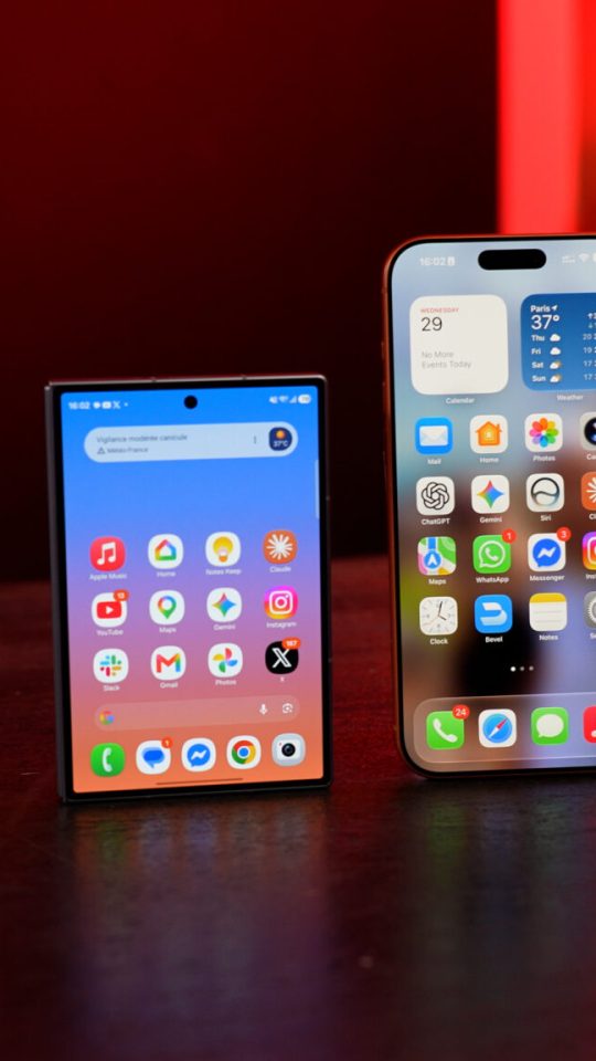 Le Samsung Galaxy Z Fold 8 à côté d'un iPhone 17 Pro Max, pour vous donner une idée du format; // Source : Numerama Le Samsung Galaxy Z Fold 8 à côté d'un iPhone 17 Pro Max, pour vous donner une idée du format; // Source : Numerama