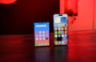 Le Samsung Galaxy Z Fold 8 à côté d'un iPhone 17 Pro Max, pour vous donner une idée du format; // Source : Numerama
