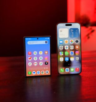 Le Samsung Galaxy Z Fold 8 à côté d'un iPhone 17 Pro Max, pour vous donner une idée du format; // Source : Numerama