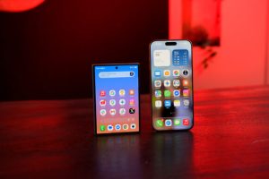 Le Samsung Galaxy Z Fold 8 à côté d'un iPhone 17 Pro Max, pour vous donner une idée du format; // Source : Numerama Le Samsung Galaxy Z Fold 8 à côté d'un iPhone 17 Pro Max, pour vous donner une idée du format; // Source : Numerama