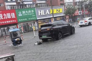 BYD Tang traînant son moteur en Chine // Source : Carnewschina BYD Tang traînant son moteur en Chine // Source : Carnewschina