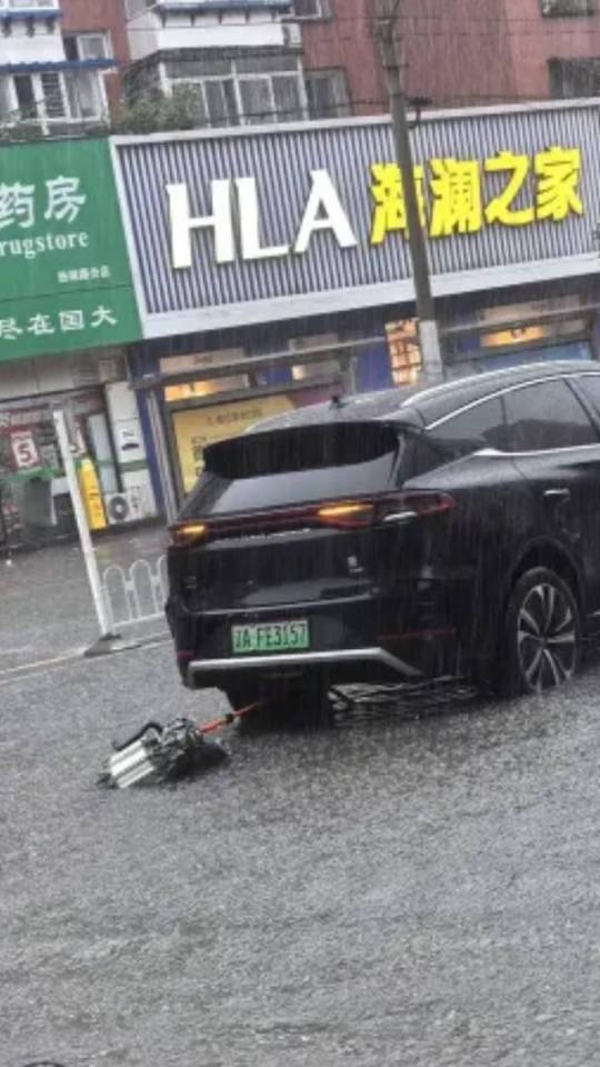 BYD Tang traînant son moteur en Chine // Source : Carnewschina BYD Tang traînant son moteur en Chine // Source : Carnewschina