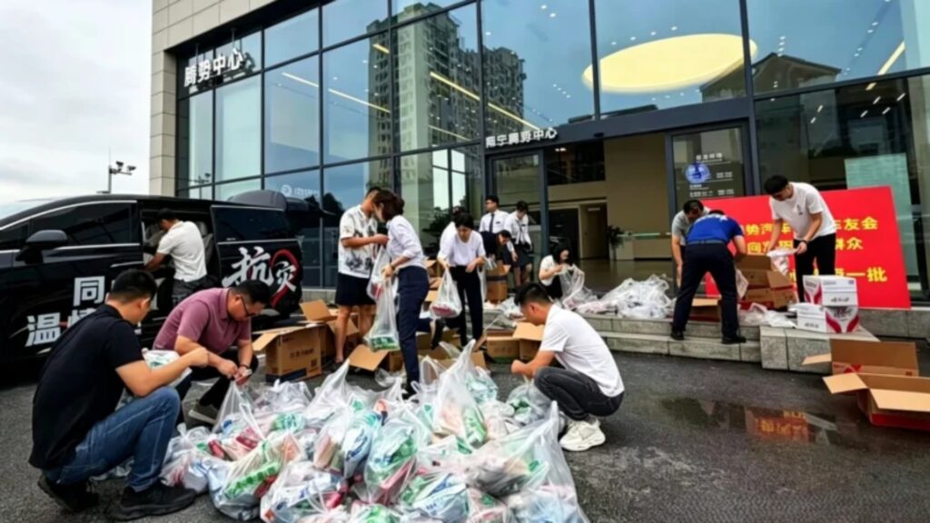 Les bénévoles ont ramené des vivres aux habitants bloqués par les inondations // Source : CarNewsChina Les bénévoles ont ramené des vivres aux habitants bloqués par les inondations // Source : CarNewsChina