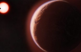 Cette illustration montre l’exoplanète LHS 1140 b au premier plan, entourée d’une atmosphère riche en hélium. // Source : Melissa Weiss / Center for Astrophysics Cette illustration montre l’exoplanète LHS 1140 b au premier plan, entourée d’une atmosphère riche en hélium. // Source : Melissa Weiss / Center for Astrophysics