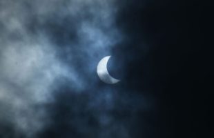 Éclipse solaire et nuages. // Source : Canva