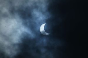 Éclipse solaire et nuages. // Source : Canva Éclipse solaire et nuages. // Source : Canva