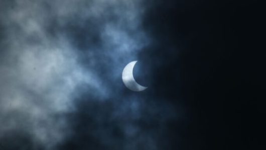 Éclipse solaire et nuages. // Source : Canva Éclipse solaire et nuages. // Source : Canva