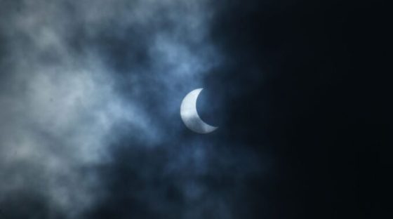 Éclipse solaire et nuages. // Source : Canva Éclipse solaire et nuages. // Source : Canva
