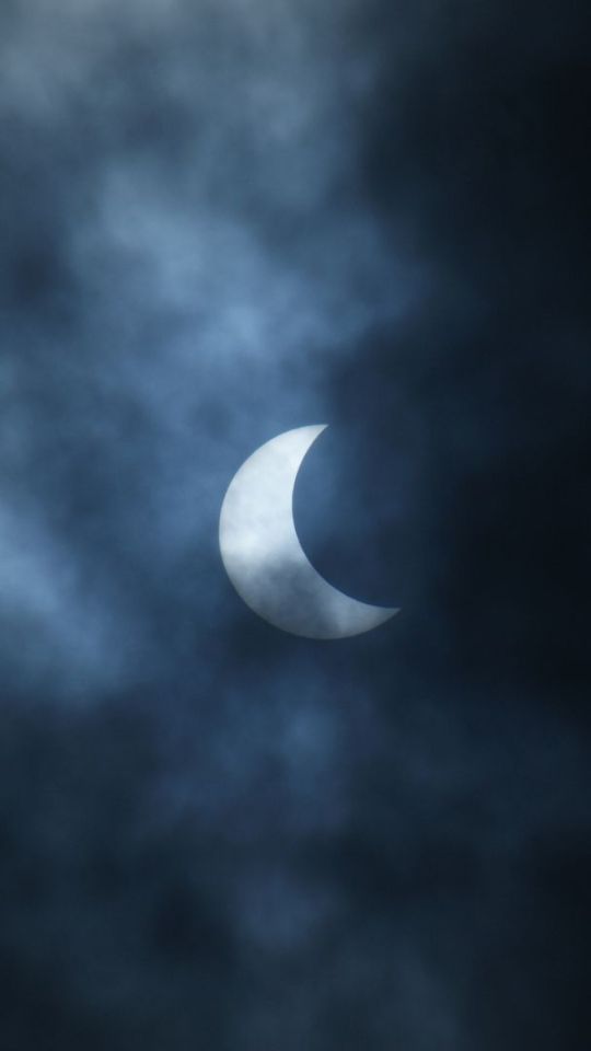 Éclipse solaire et nuages. // Source : Canva Éclipse solaire et nuages. // Source : Canva
