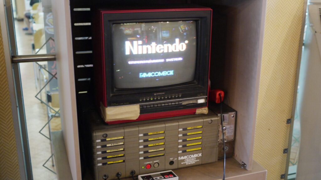 Famicombox // Source : Wikimedia Famicombox // Source : Wikimedia