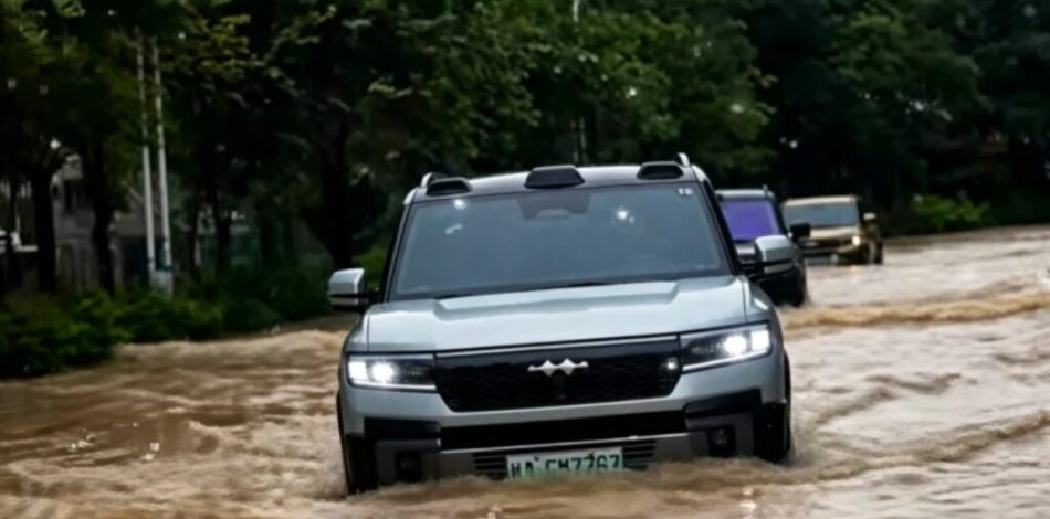 Fang Cheng Bao dans les inondations en Chine // Source : CarNewsChina