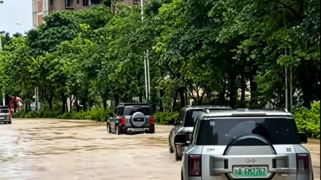Fang Cheng Bao dans les inondations en Chine // Source : CarNewsChina Fang Cheng Bao dans les inondations en Chine // Source : CarNewsChina