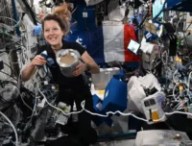 Sophie Adenot et le Food Processor. // Source : ESA Sophie Adenot et le Food Processor. // Source : ESA