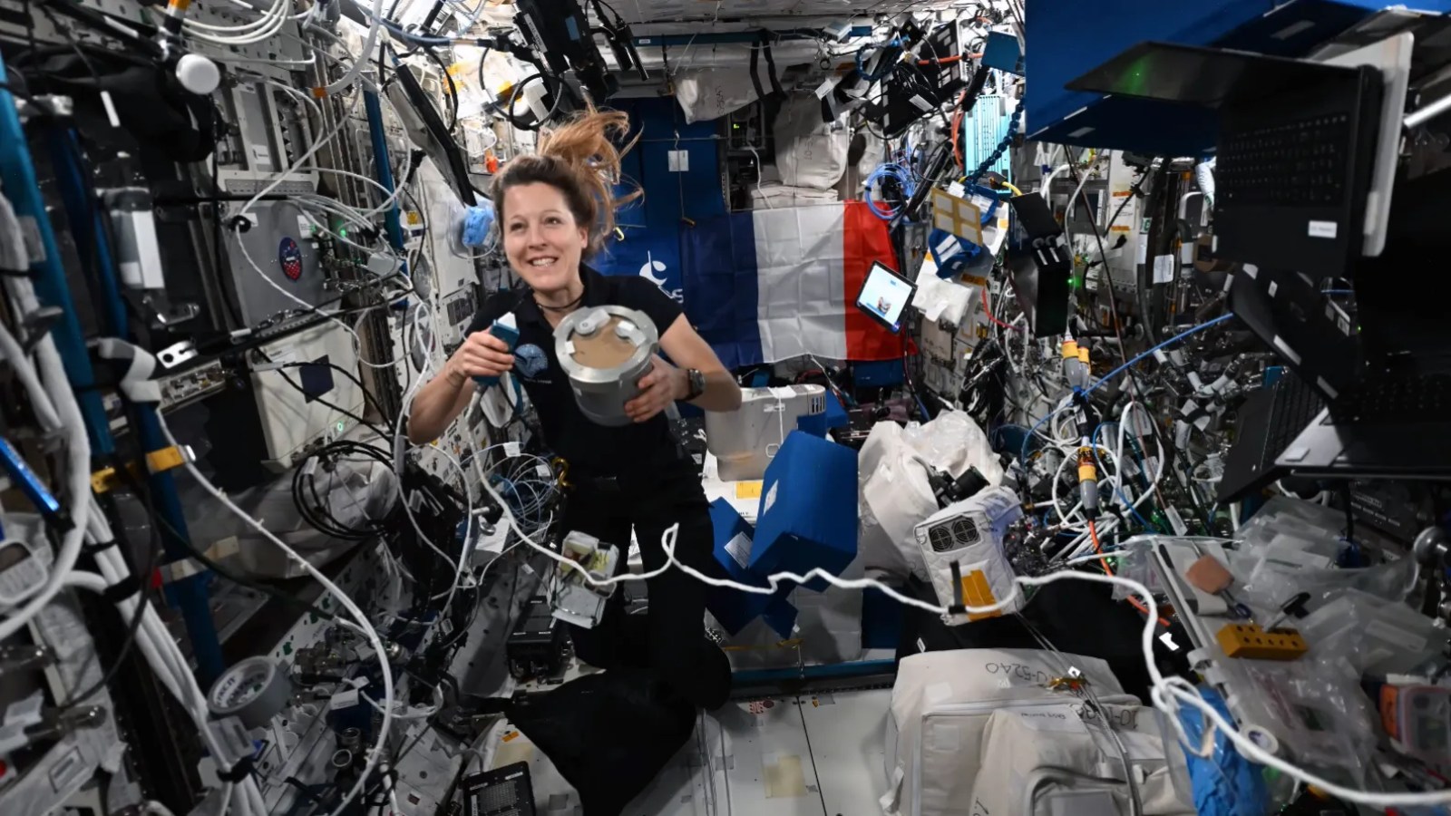 Sophie Adenot teste le Food Processor, le robot cuisinier de l'ISS