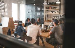 Les entreprises misent massivement sur les compétences que l’IA ne peut pas reproduire