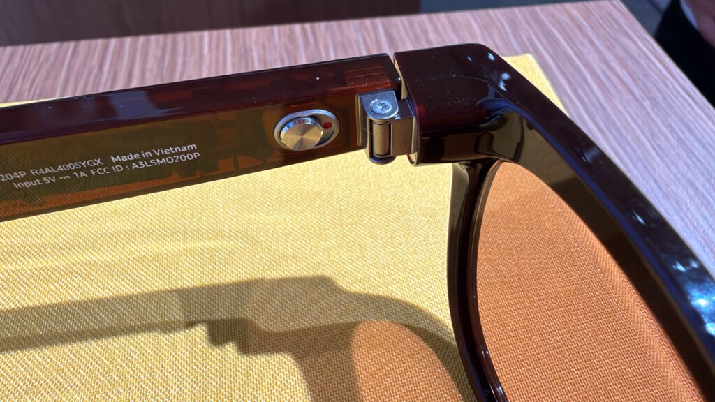 L'interrupteur des Galaxy Glasses est exactement le même que chez Meta. // Source : Numerama L'interrupteur des Galaxy Glasses est exactement le même que chez Meta. // Source : Numerama