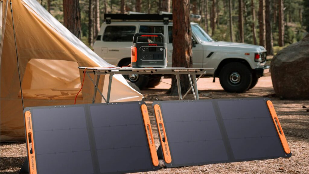 Le générateur solaire 1000 v2 Jackery avec deux panneaux solaires // Source : Jackery Le générateur solaire 1000 v2 Jackery avec deux panneaux solaires // Source : Jackery