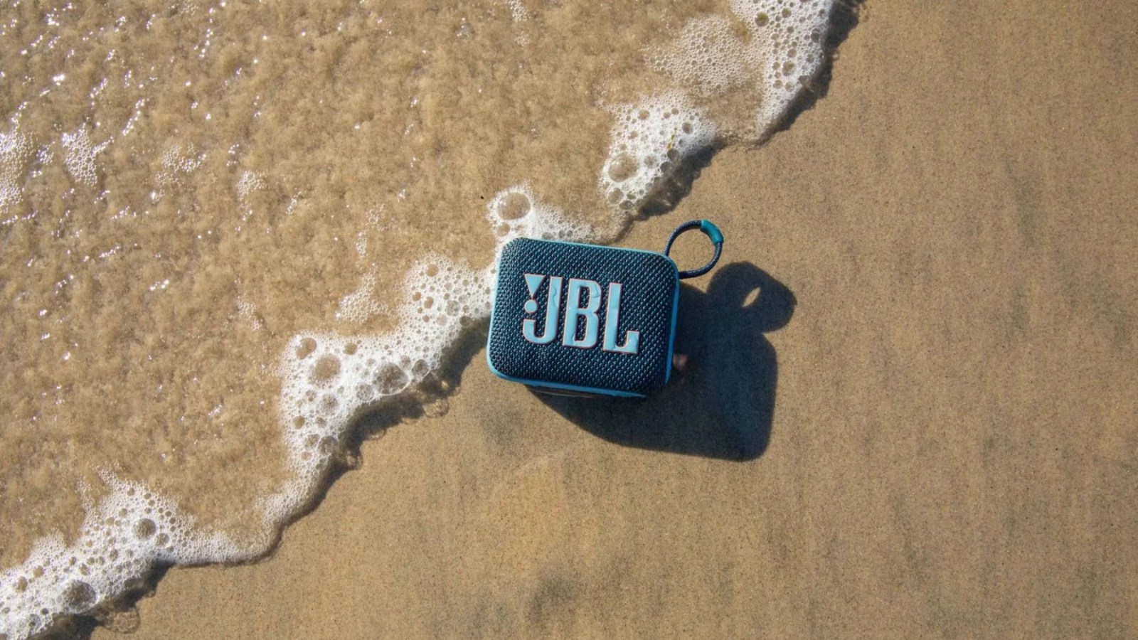 Vous cherchiez une enceinte pour les vacances ? Cette JBL est à moitié prix