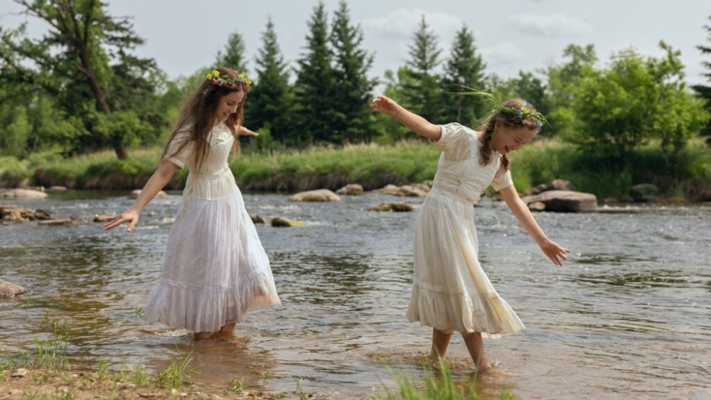Little House on the Prairie. (L to R) Skywalker Hughes as Mary Ingalls, Alice Halsey as Laura Ingalls in episode 101 of Little House on the Prairie. Cr. Eric Zachanowich/Netflix © 2026 Little House on the Prairie. (L to R) Skywalker Hughes as Mary Ingalls, Alice Halsey as Laura Ingalls in episode 101 of Little House on the Prairie. Cr. Eric Zachanowich/Netflix © 2026