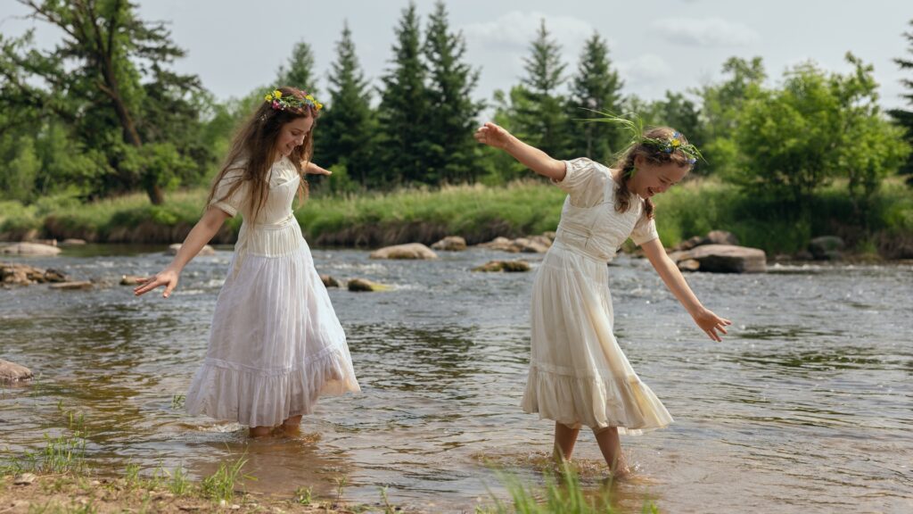 Little House on the Prairie. (L to R) Skywalker Hughes as Mary Ingalls, Alice Halsey as Laura Ingalls in episode 101 of Little House on the Prairie. Cr. Eric Zachanowich/Netflix © 2026 Little House on the Prairie. (L to R) Skywalker Hughes as Mary Ingalls, Alice Halsey as Laura Ingalls in episode 101 of Little House on the Prairie. Cr. Eric Zachanowich/Netflix © 2026
