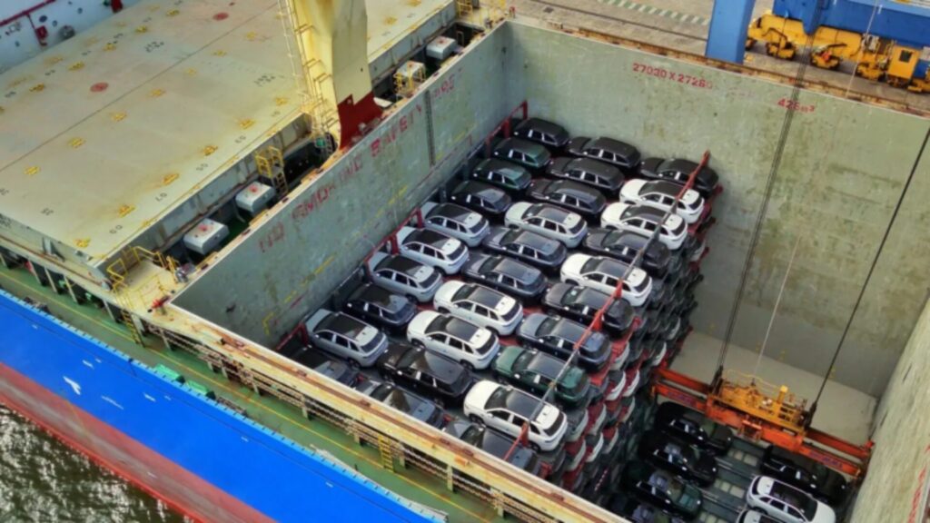 Transport par rack dans les cales // Source : CarNewsChina Transport par rack dans les cales // Source : CarNewsChina