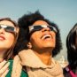 Observation d'une éclipse avec des lunettes adaptées. // Source : Canva Observation d'une éclipse avec des lunettes adaptées. // Source : Canva
